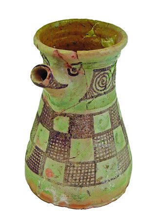 Pichet en céramique dite « verte et brune » du XIVe siècle, découvert rue Carreterie à Avignon (1990).
