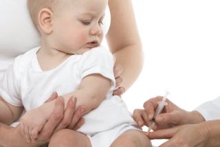Un petit bébé que l'on vaccine