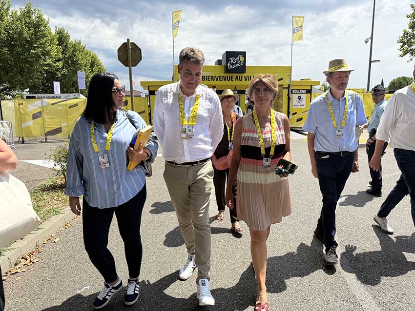Vue du Tour de France avec cyclistes et spectateurs - Agrandir l'image (fenêtre modale)
