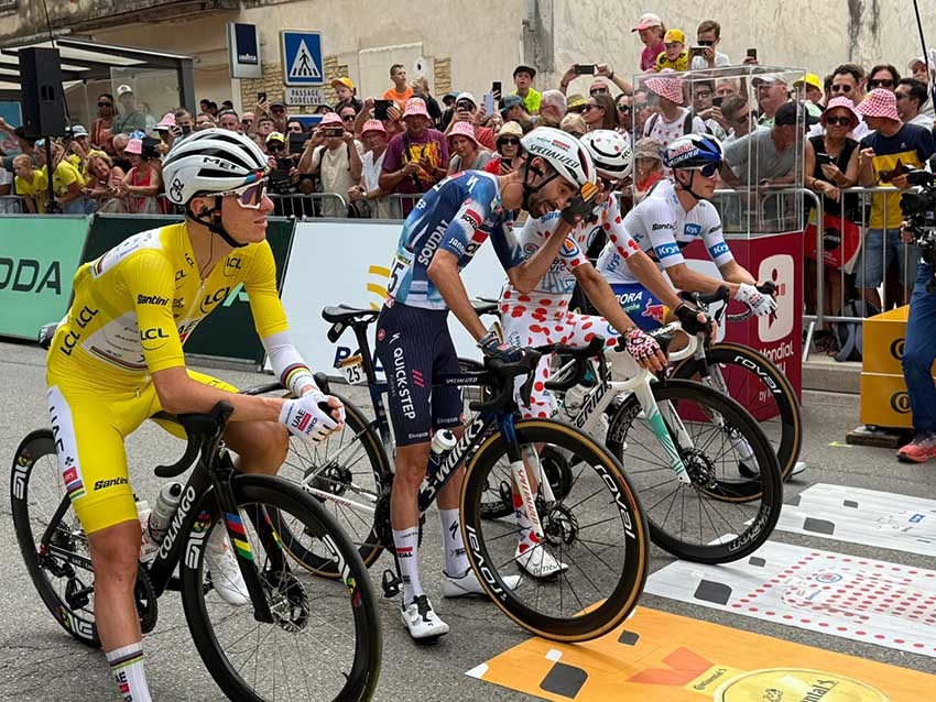 Vue du Tour de France avec cyclistes et spectateurs - Agrandir l'image (fenêtre modale)