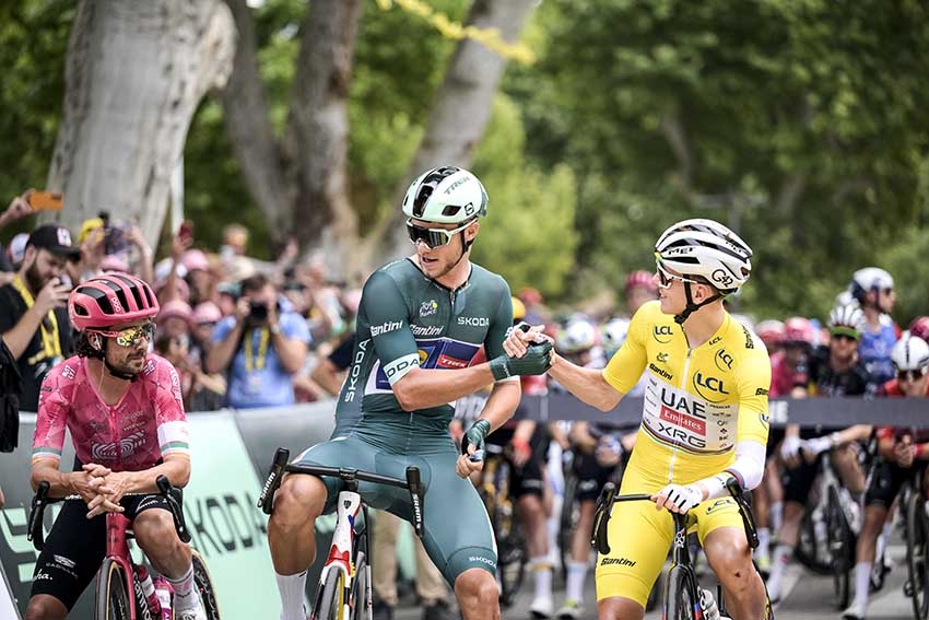 Vue du Tour de France avec cyclistes et spectateurs - Agrandir l'image (fenêtre modale)