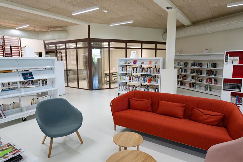 Intérieur de la bibliothèque - Agrandir l'image (fenêtre modale)
