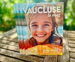 Des magazines posés sur une table en bois - Agrandir l'image (fenêtre modale)