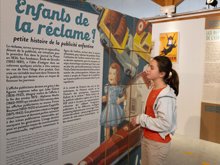 Une jeune fille visitant l'exposition - Agrandir l'image, .JPG 815 Ko (fenêtre modale)