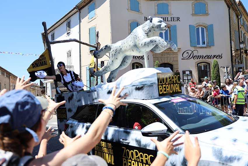 Vue du Tour de France avec cyclistes et spectateurs - Agrandir l'image (fenêtre modale)
