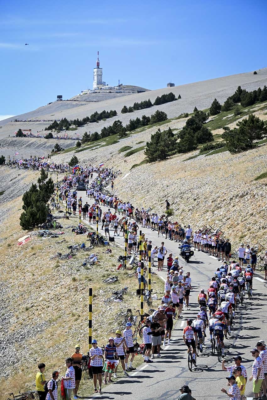 Vue du Tour de France avec cyclistes et spectateurs - Agrandir l'image (fenêtre modale)