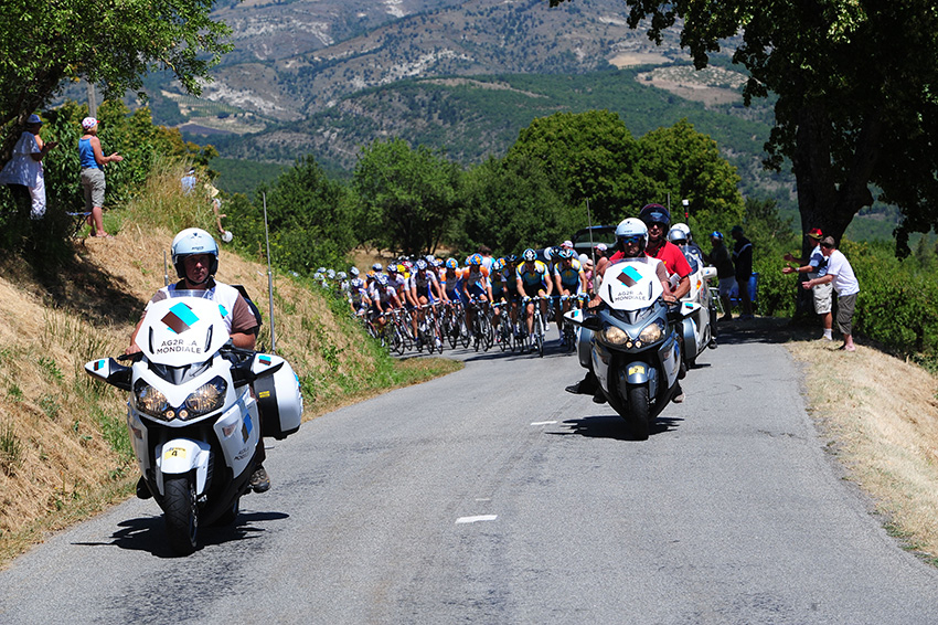 Deux motos et des cyclistes sur une route - Agrandir l'image (fenêtre modale)