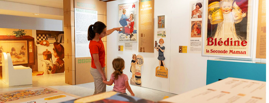 Deux petites filles découvrant l'exposition - Agrandir l'image, .JPG 242 Ko (fenêtre modale)
