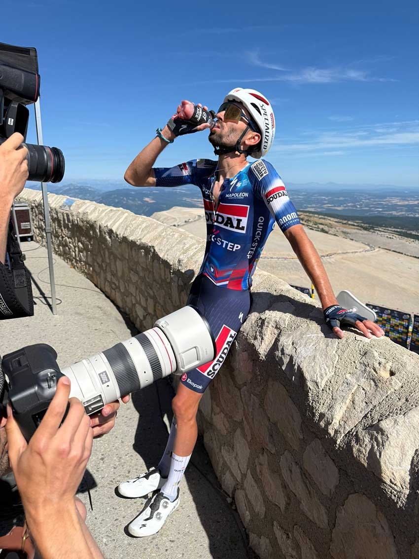 Vue du Tour de France avec cyclistes et spectateurs - Agrandir l'image (fenêtre modale)