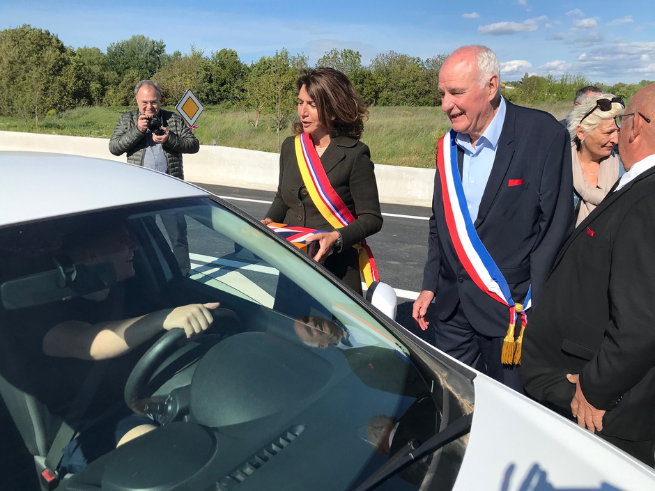 La présidente, Dominique Santoni et Roger Pellenc, Maire de Pertuis ont remis un cadeau aux deux premiers conducteurs empruntant cette déviation. - Agrandir l'image (fenêtre modale)