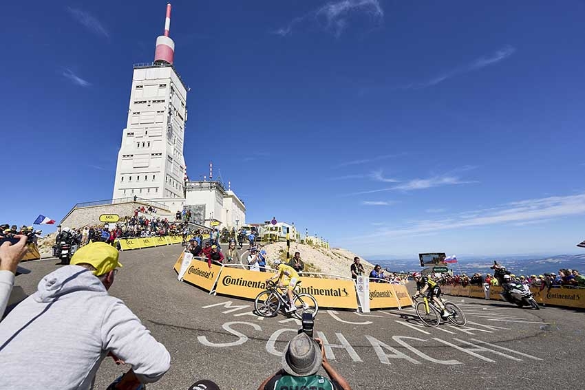 Vue du Tour de France avec cyclistes et spectateurs - Agrandir l'image (fenêtre modale)