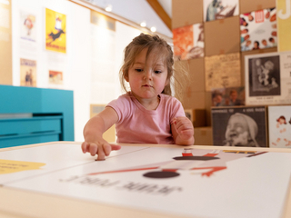 Une petite fille visitant l'exposition - Agrandir l'image, .JPG 296 Ko (fenêtre modale)