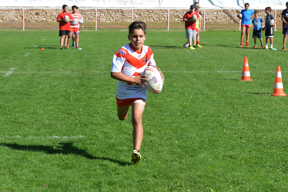 Un petit garçon jouant au rugby - Agrandir l'image (fenêtre modale)