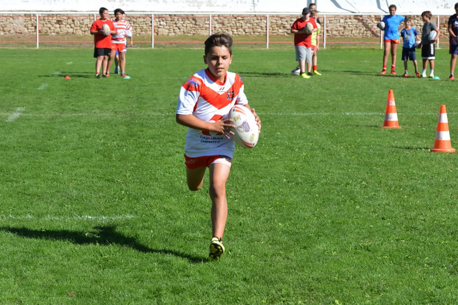 Un petit garçon jouant au rugby - Agrandir l'image, .JPG 1 Mo (fenêtre modale)