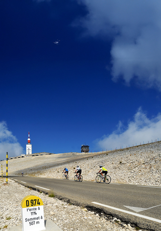 Vue du Mont Ventoux avec des cyclistes - Agrandir l'image (fenêtre modale)