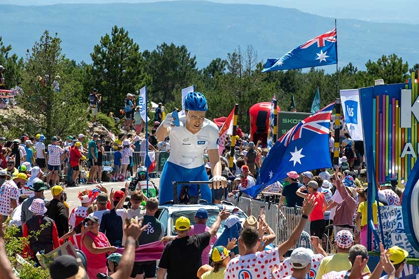 Vue du Tour de France avec cyclistes et spectateurs - Agrandir l'image (fenêtre modale)