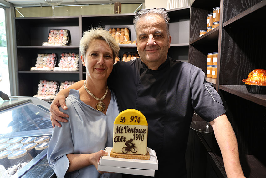 Françoise et Guillaume Rouget présentant le gâteau en forme de borne - Agrandir l'image (fenêtre modale)