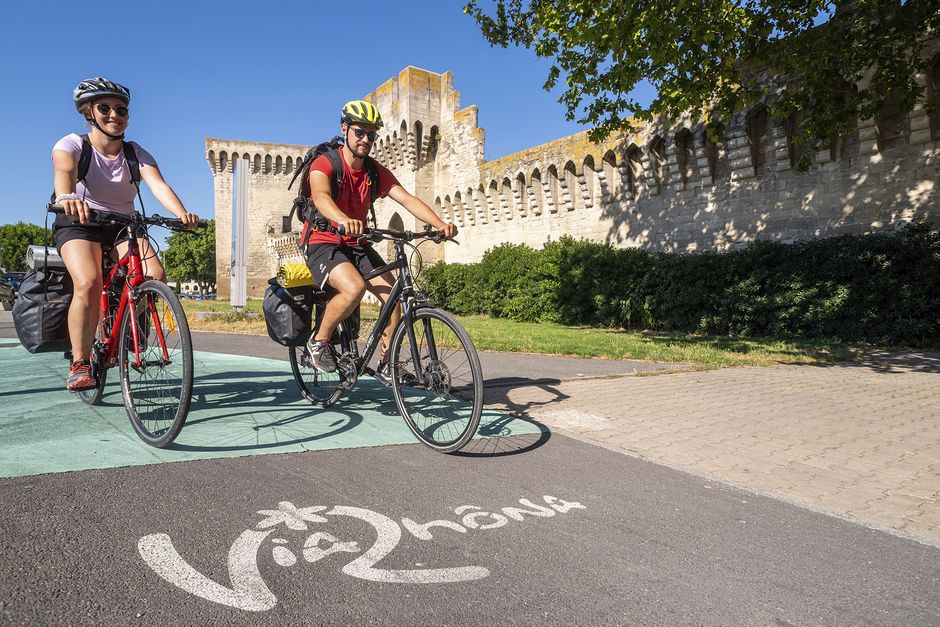 Deux cyclistes devant les remparts d'Avignon - Agrandir l'image, .JPG 3 Mo (fenêtre modale)