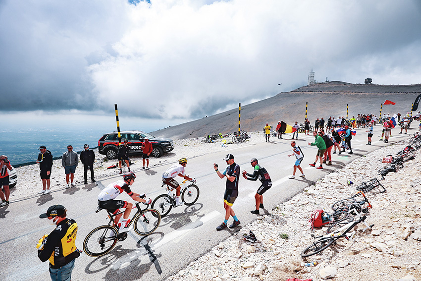 Un peloton de cyclistes au pied du Ventoux - Agrandir l'image (fenêtre modale)