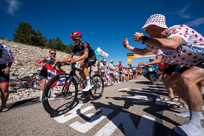 Vue du Tour de France avec cyclistes et spectateurs - Agrandir l'image (fenêtre modale)