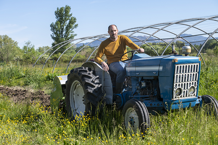 Un homme sur un tracteur - Agrandir l'image (fenêtre modale)