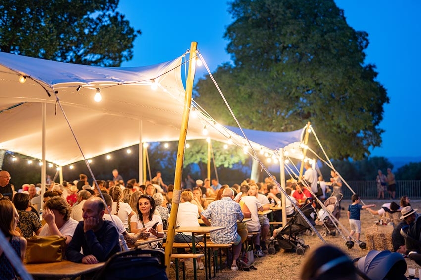 La fête de nuit durant le repas - Agrandir l'image (fenêtre modale)