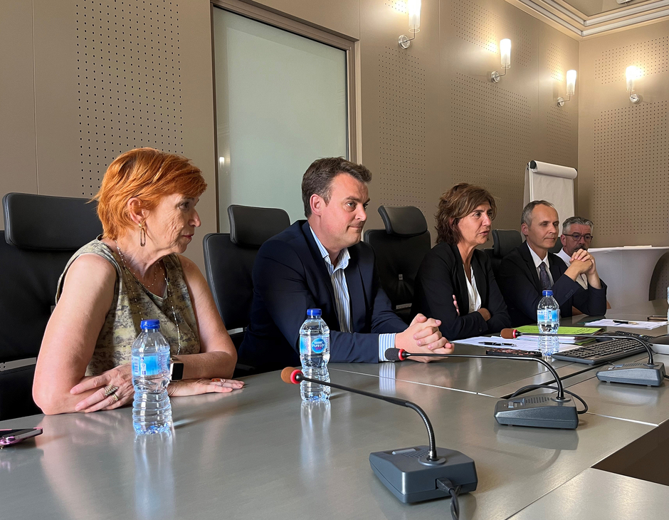 Dominique Santoni a animé ce point presse consacré à la reconstruction de l’EHPAD de Sainte-Cécile-les-Vignes, en compagnie de Loïc Souriau, délégué départemental de l’ARS, de Vincent Faure, maire de Sainte-Cécile, et d’Anthony Zilio et Christine Lanthelme, conseillers départementaux du canton de Bollène. - Agrandir l'image (fenêtre modale)