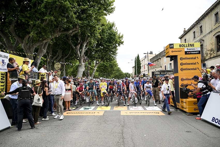 Vue du Tour de France avec cyclistes et spectateurs - Agrandir l'image (fenêtre modale)