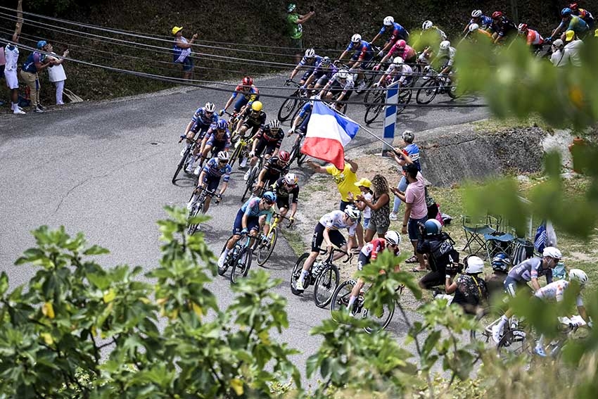 Vue du Tour de France avec cyclistes et spectateurs - Agrandir l'image (fenêtre modale)