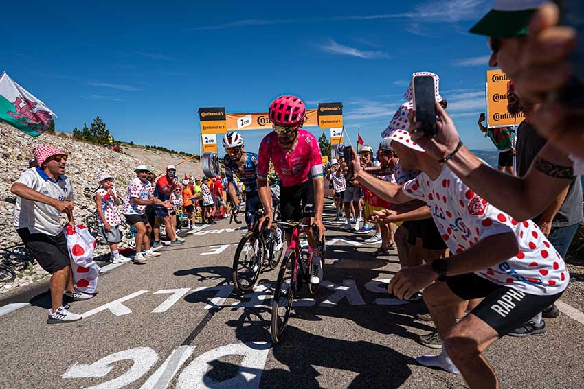 Vue du Tour de France avec cyclistes et spectateurs - Agrandir l'image (fenêtre modale)