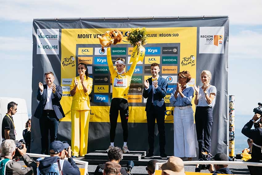 Vue du Tour de France avec cyclistes et spectateurs - Agrandir l'image (fenêtre modale)