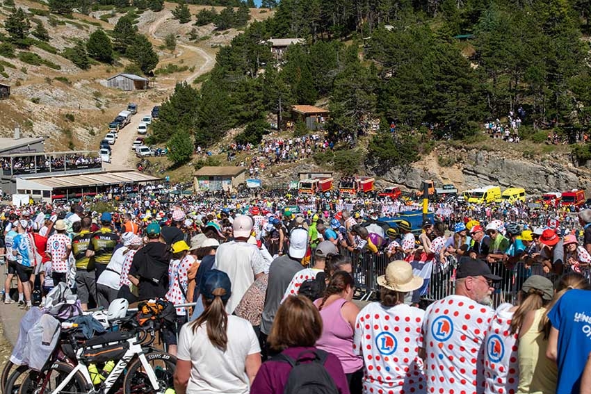 Vue du Tour de France avec cyclistes et spectateurs - Agrandir l'image (fenêtre modale)