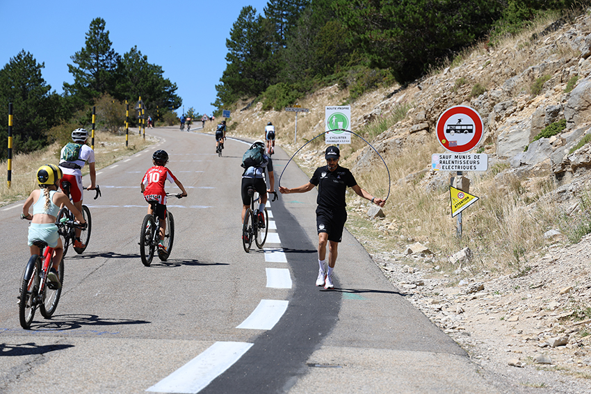 Hedi Bouazzaoui parcourra les 26 km en sautant à la corde.   - Agrandir l'image (fenêtre modale)