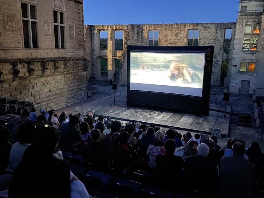 Projection de cinéma en plein air - Agrandir l'image (fenêtre modale)