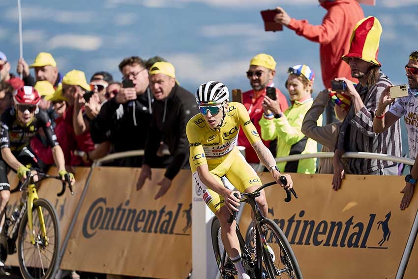 Vue du Tour de France avec cyclistes et spectateurs - Agrandir l'image (fenêtre modale)