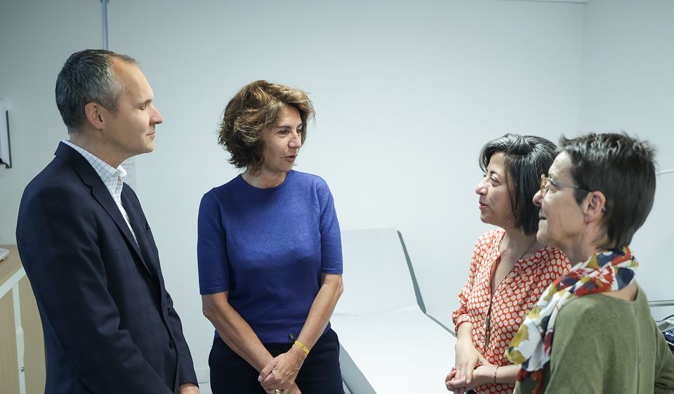 La Présidente Dominique Santoni, en compagnie des docteurs Nazila Garrigues et Sandrine Sandrine Jacquemart.