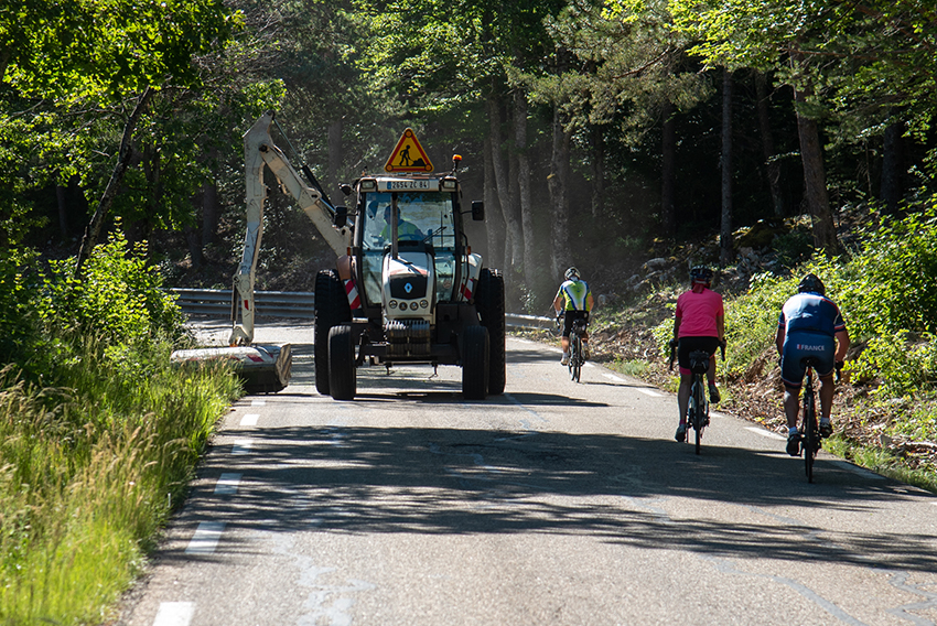 Un engin de fauchage et des vélos sur une rooute - Agrandir l'image (fenêtre modale)
