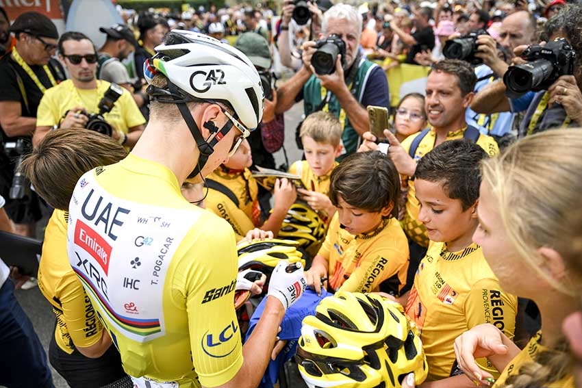 Vue du Tour de France avec cyclistes et spectateurs - Agrandir l'image (fenêtre modale)