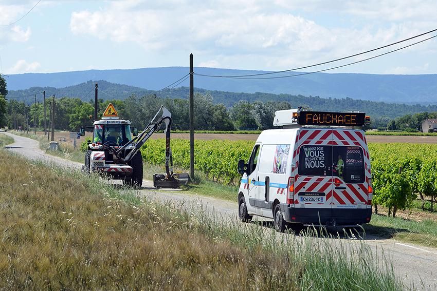Deux camions de fauchage sur la route - Agrandir l'image (fenêtre modale)