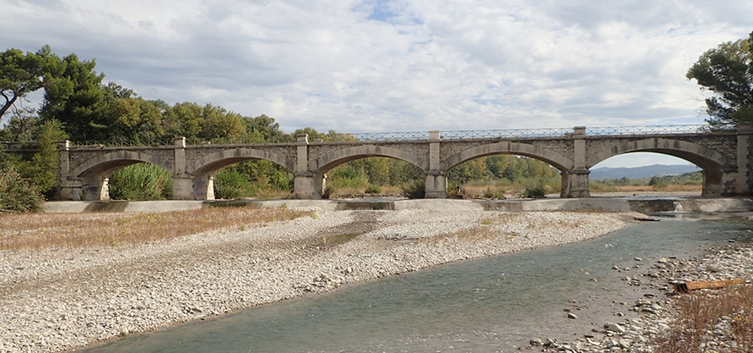 Le pont sur l'Aygues à Buisson  - Agrandir l'image (fenêtre modale)