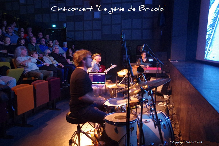 Des spectateurs et musiciens lors d'une séance - Agrandir l'image (fenêtre modale)