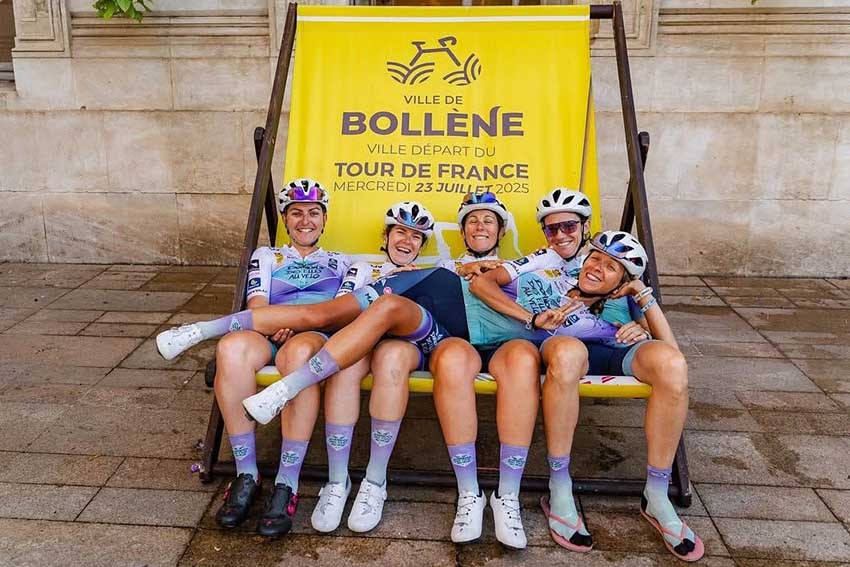 Vue du Tour de France avec cyclistes et spectateurs - Agrandir l'image (fenêtre modale)