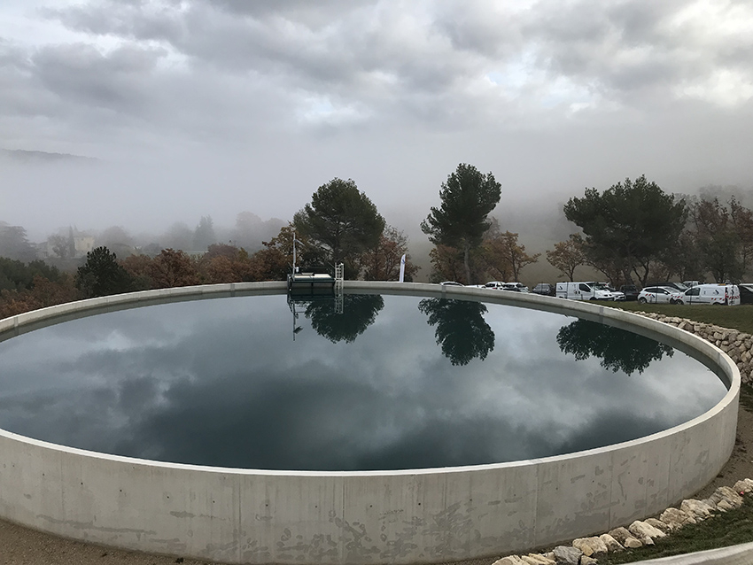 Vue sur une réserve d'eau - Agrandir l'image (fenêtre modale)